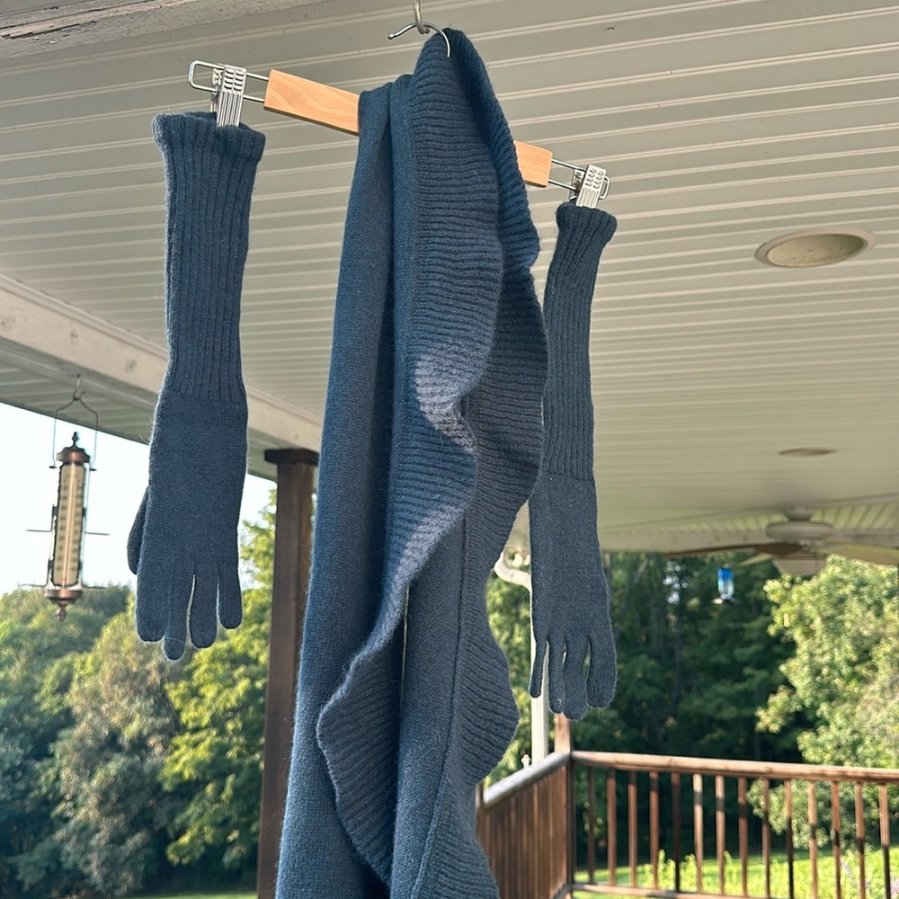 Wool wrap with set of gloves